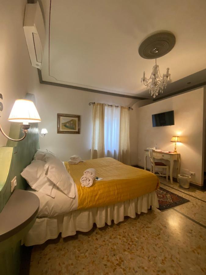 Palazzo Mari Suite & Rooms B&B Montevarchi Bagian luar foto