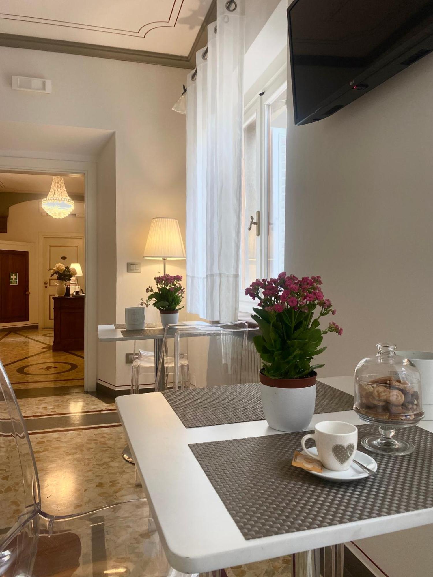 Palazzo Mari Suite & Rooms B&B Montevarchi Bagian luar foto