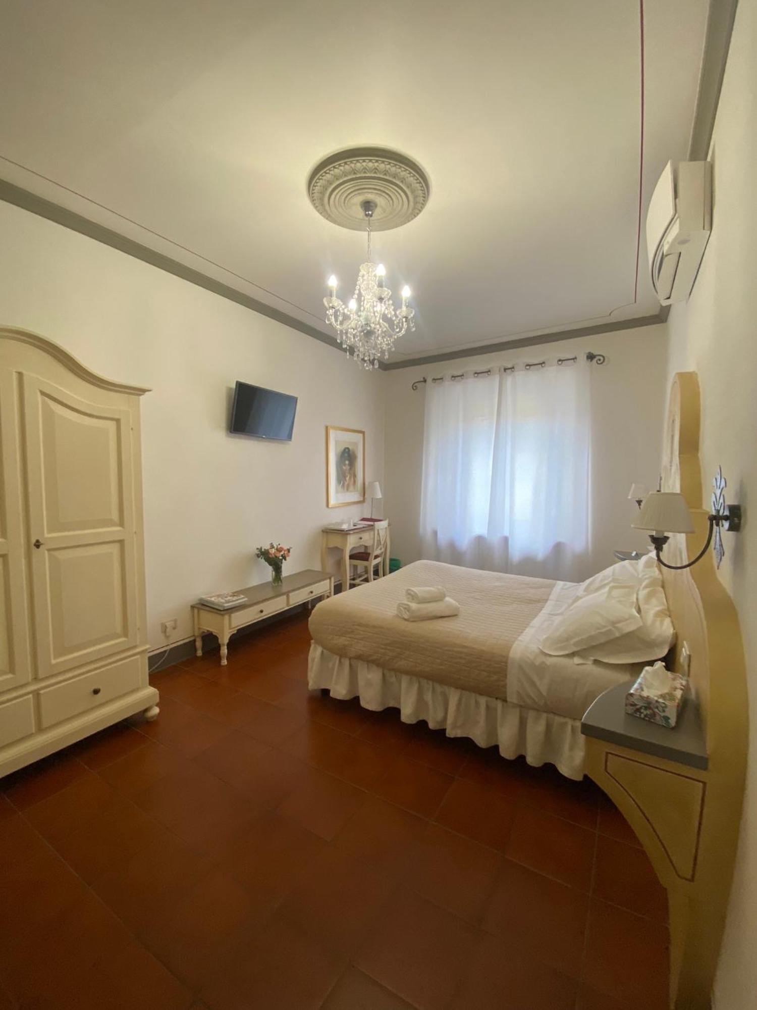 Palazzo Mari Suite & Rooms B&B Montevarchi Bagian luar foto